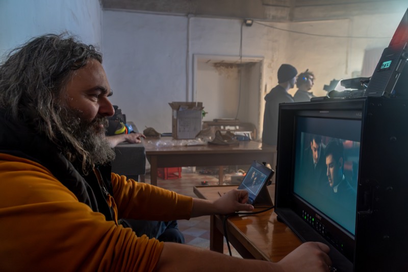 Gianni Aureli al monitor sul set del documentario, la scena in ripresa alle sue spalle