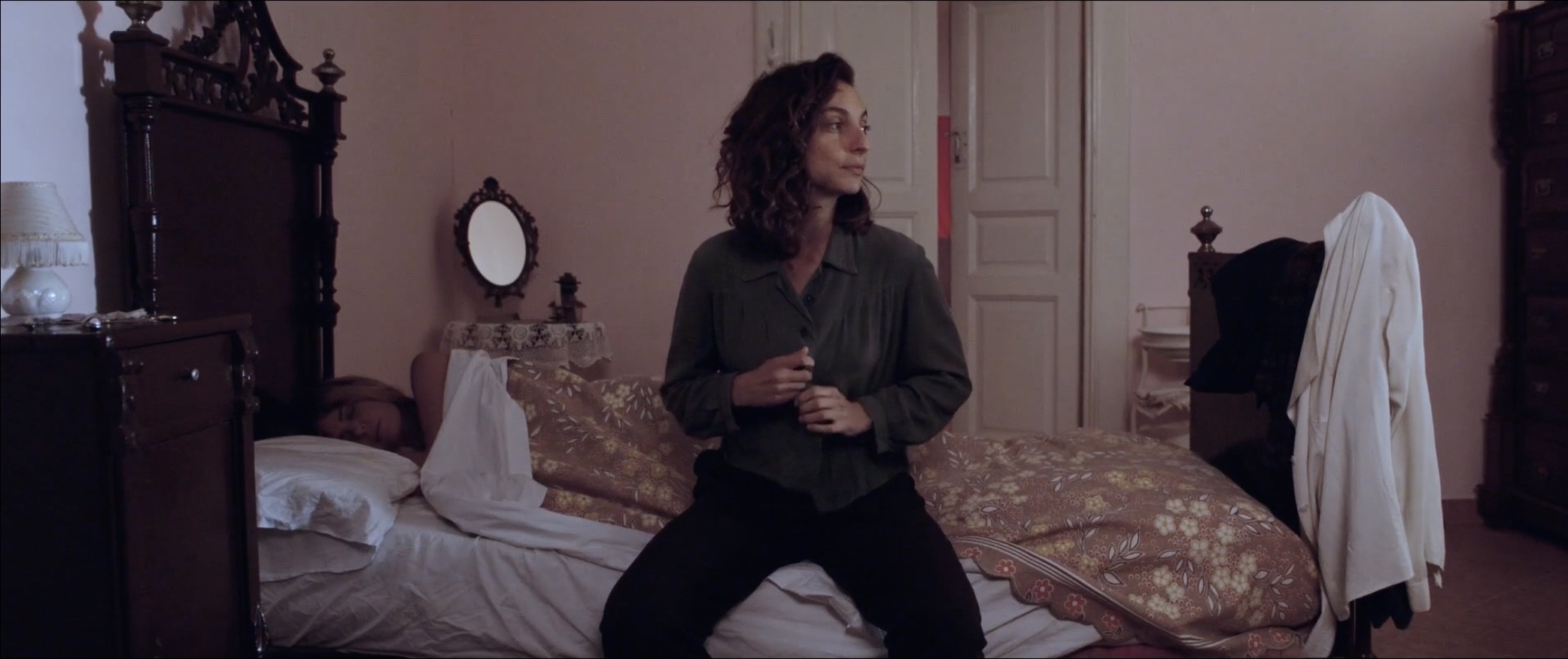 Fotogramma: interno di una camera da letto d'epoca