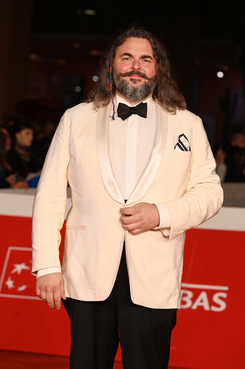 Gianni Aureli in smoking bianco sul red carpet della Festa del Cinema di Roma