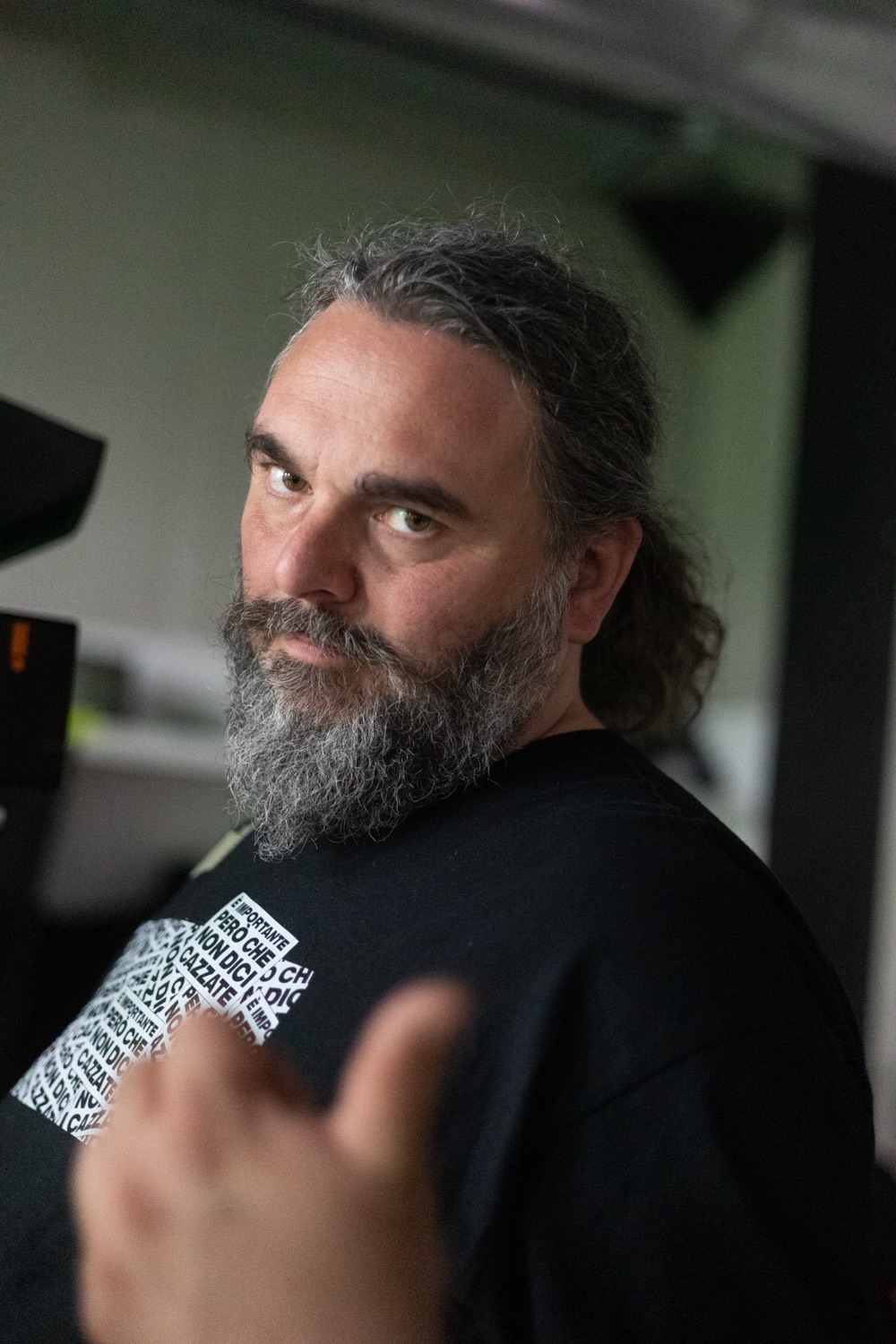 Ritratto di Gianni Aureli sul set, girato verso l'obiettivo