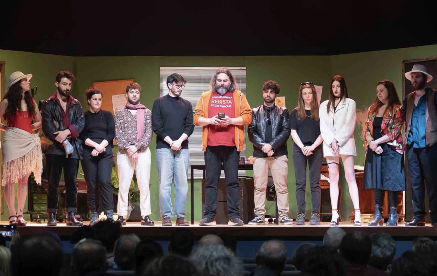 La compagnia schierata sul palco agli inchini, Gianni Aureli al centro