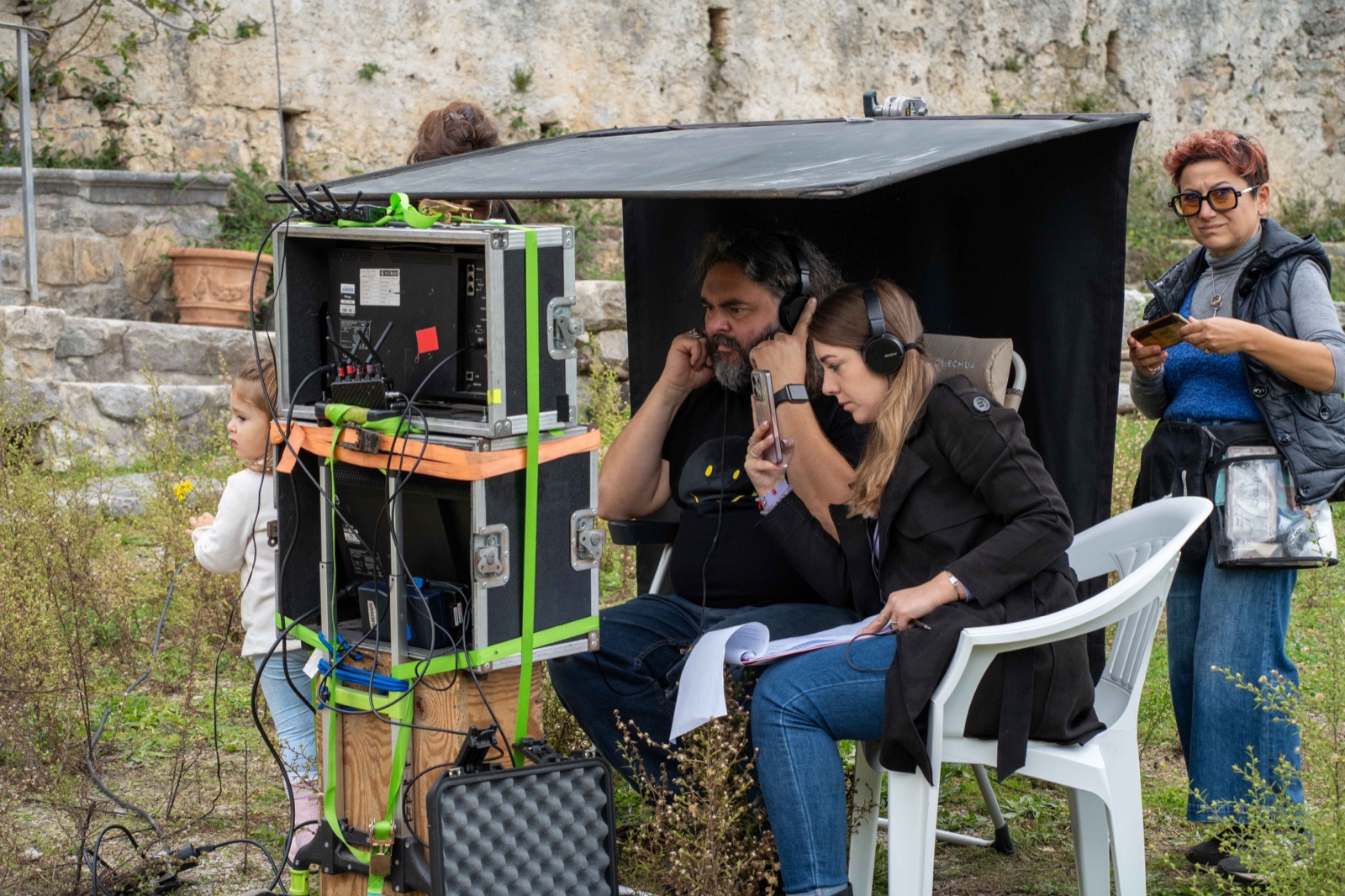 Gianni Aureli al monitor con le cuffie, insieme alla script, sul set